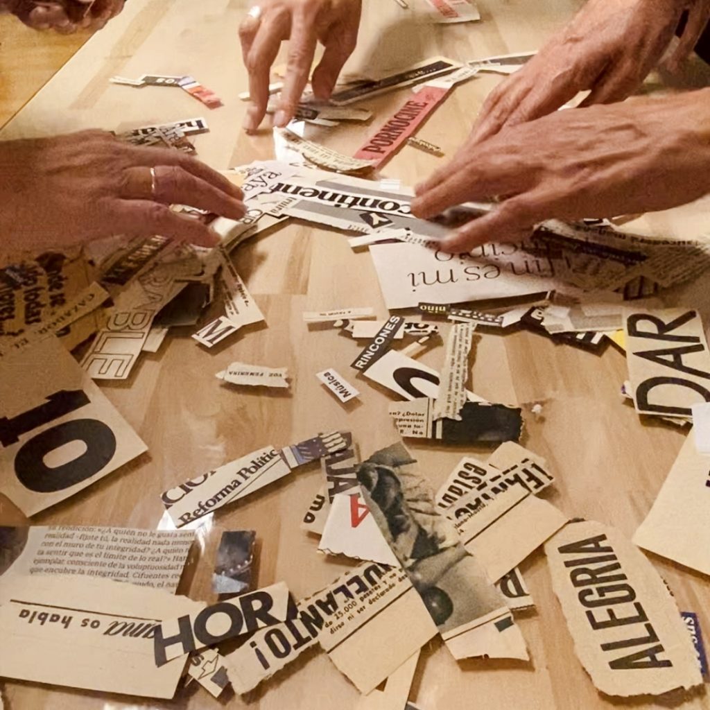 Manos con trozos recortados de palabras de periódico