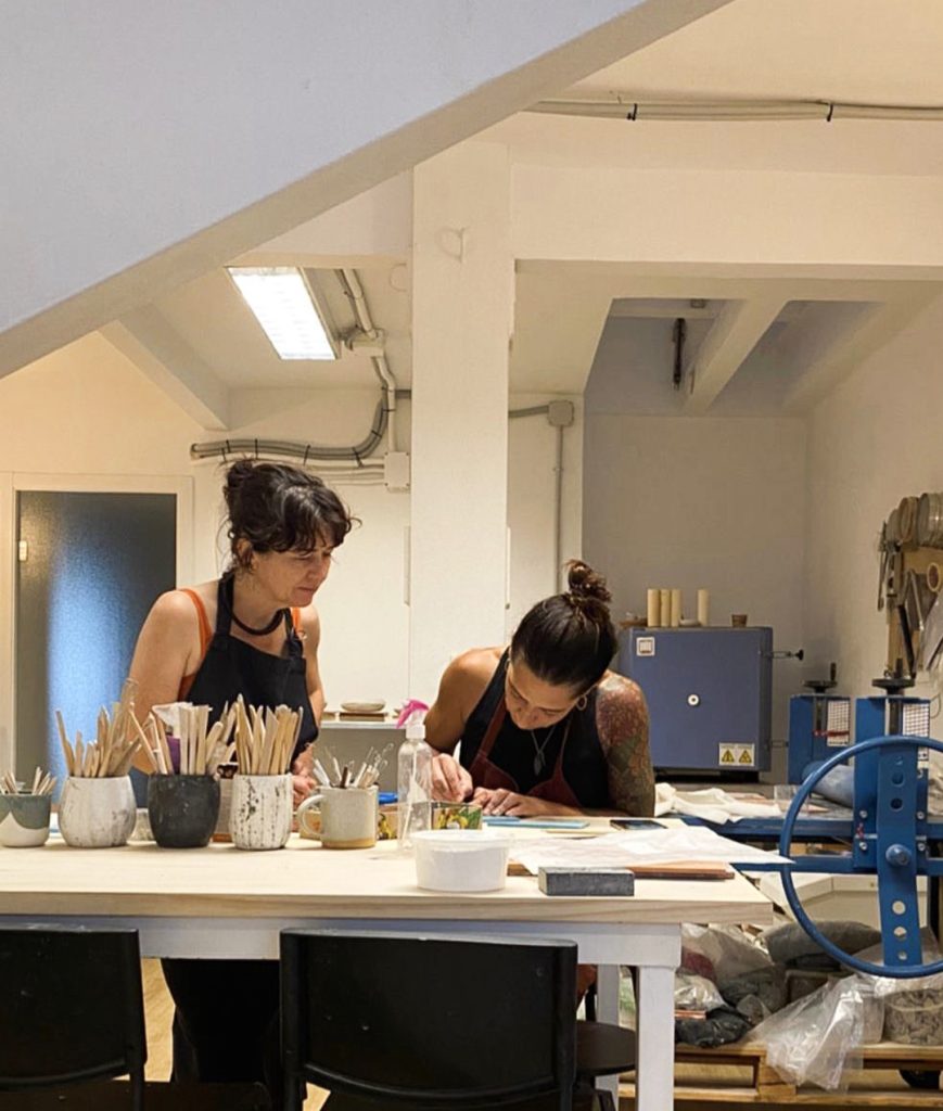 artistas raquel orta y miriam olivares trabajando juntas en el taller