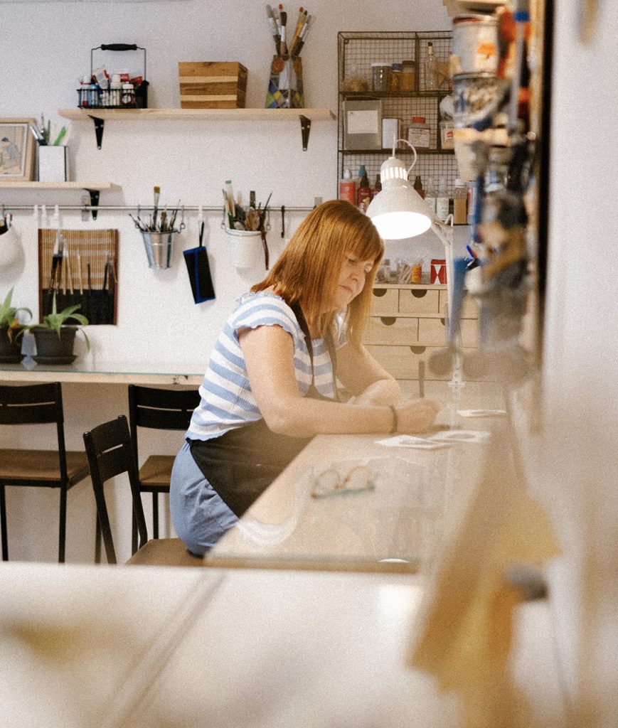 Laura Sanchez de mora trabajando en el taller sentada y dibujando