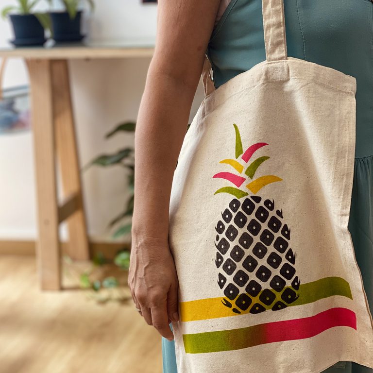 Chica con tote bag colgada del hombro con diseño realizado con estampación
